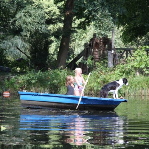 Bootfahren auf dem Badeteich des Dettmershofes